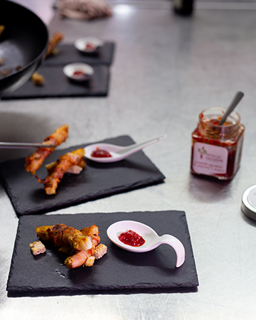 stocco in velo di pancetta con composta di peperoncino e zenzero